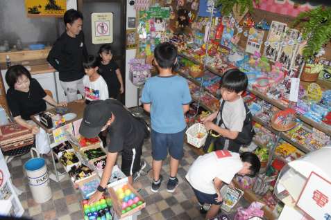 〈昔と変わらない集客力〉子どもたちで連日にぎわう駄菓子屋「ひごＰ」の店内＝指宿市湊３丁目