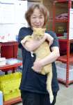 飼い猫を抱き、避難時のペット事情を話す中村尚美さん