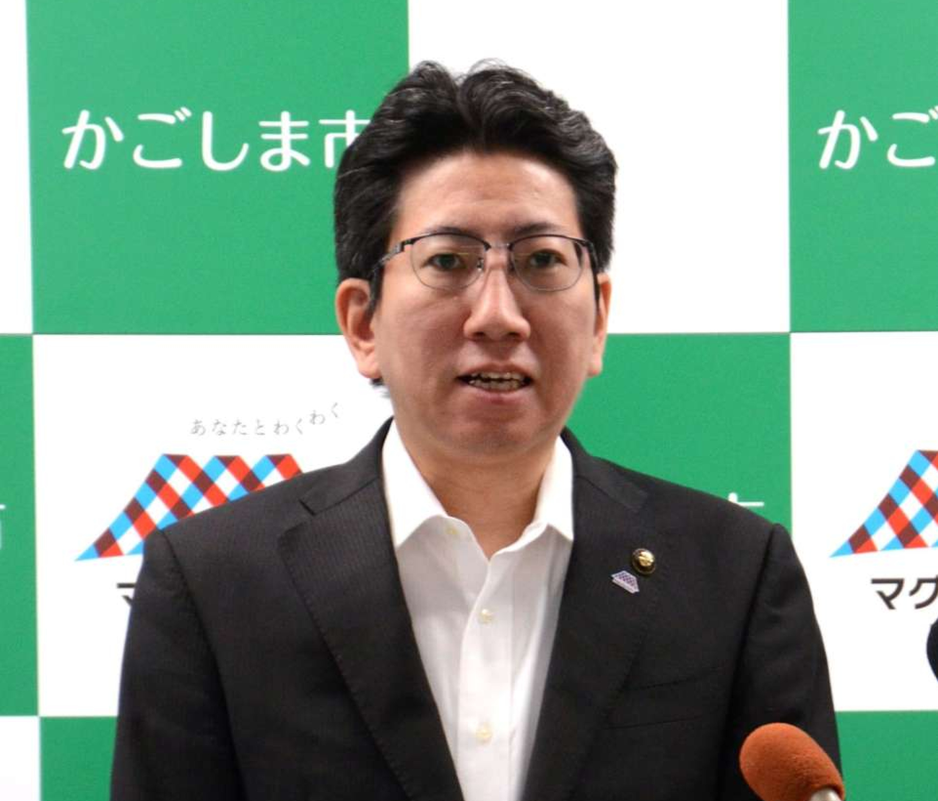 児童クラブの待機児童について説明する鹿児島市の下鶴隆央市長＝２７日、鹿児島市役所