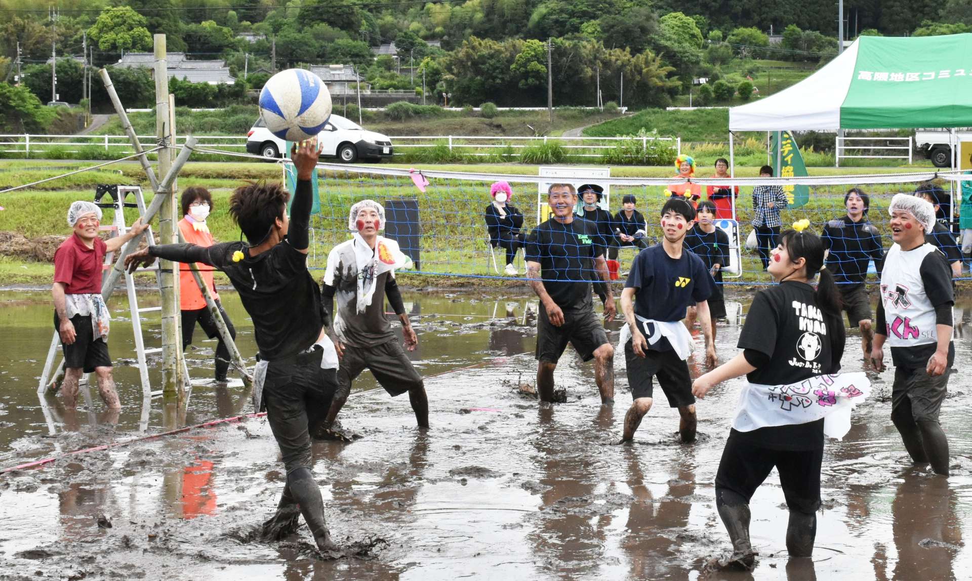 田んぼでプレーする参加者＝鹿屋市上高隈町