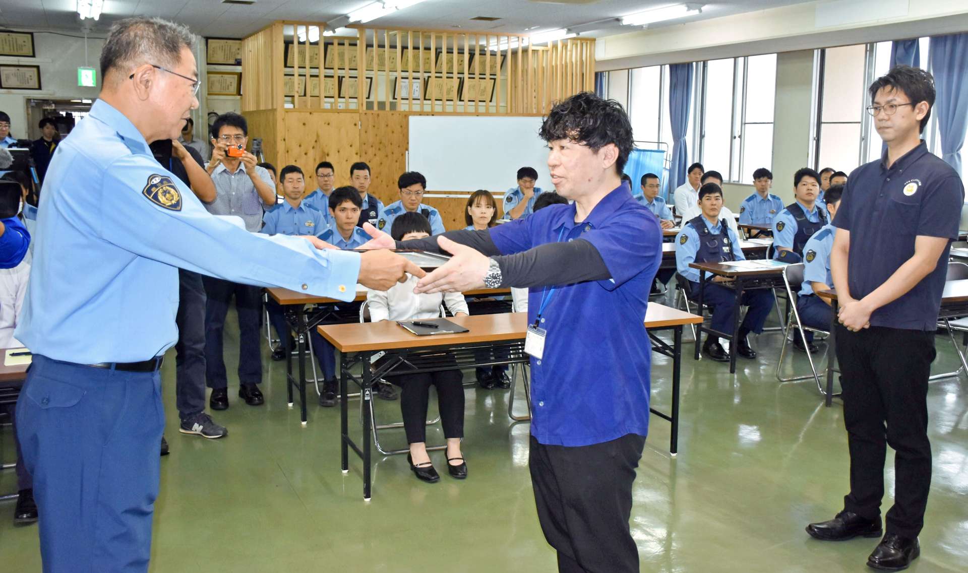 感謝状を受け取る田畑敬一郎支配人＝奄美警察署