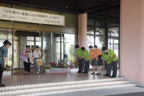 正面玄関に並んで宿泊客を見送る従業員ら＝１日、指宿市の指宿いわさきホテル