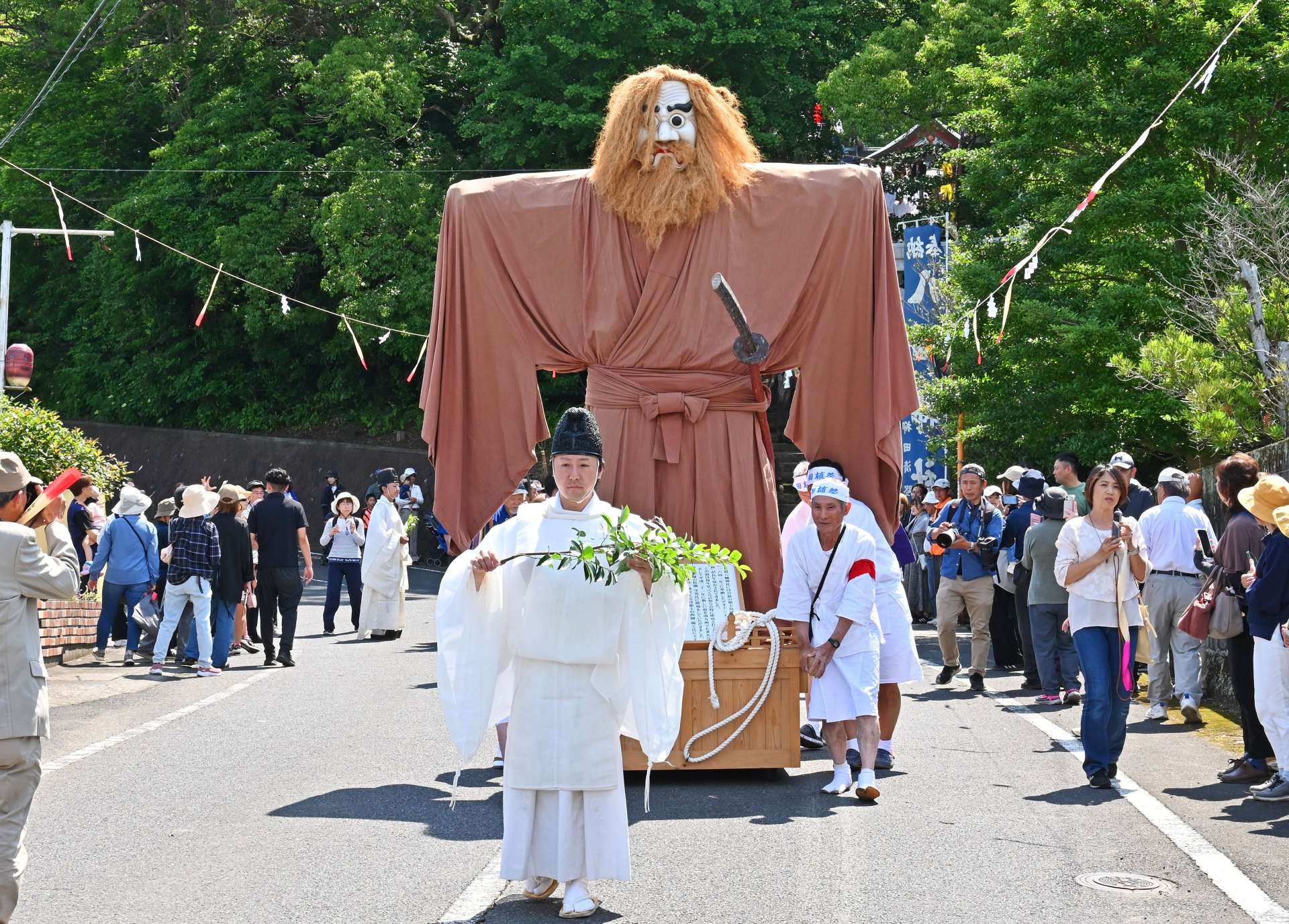 日置八幡神社から神田へと向かうデオドン（大王殿）＝１日午前、日置市日吉