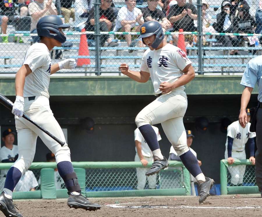 ５回表鹿実２死一、三塁、高野の右前打で三走島田（右）が生還＝平和リース