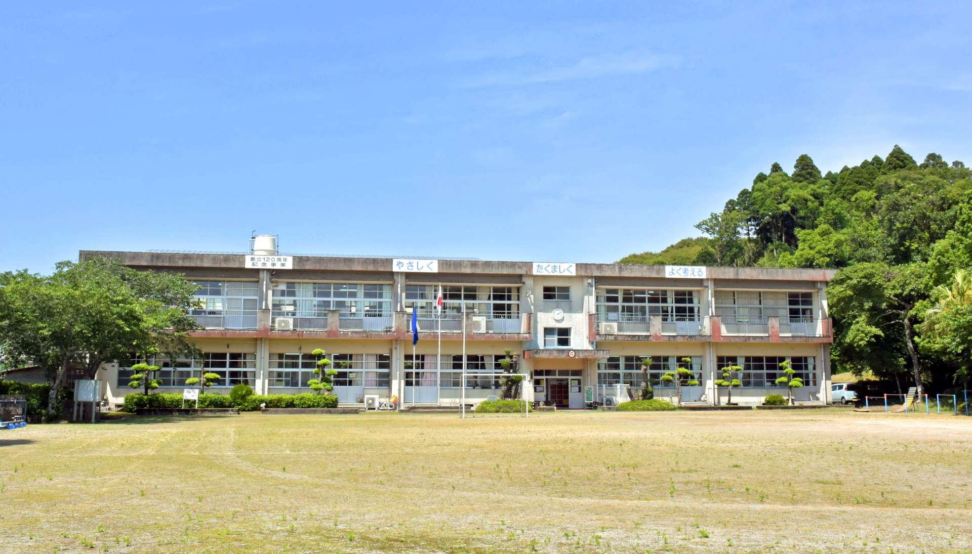 鶴川内小学校の校舎