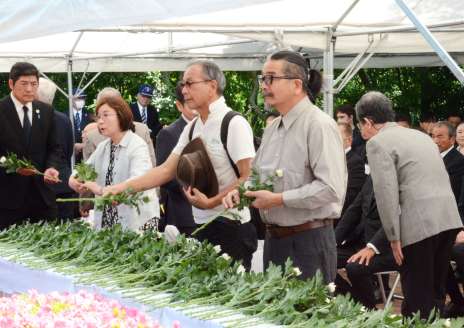 花を手向ける参列者＝１日、鹿児島市の多賀山公園