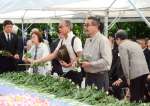 花を手向ける参列者＝１日、鹿児島市の多賀山公園