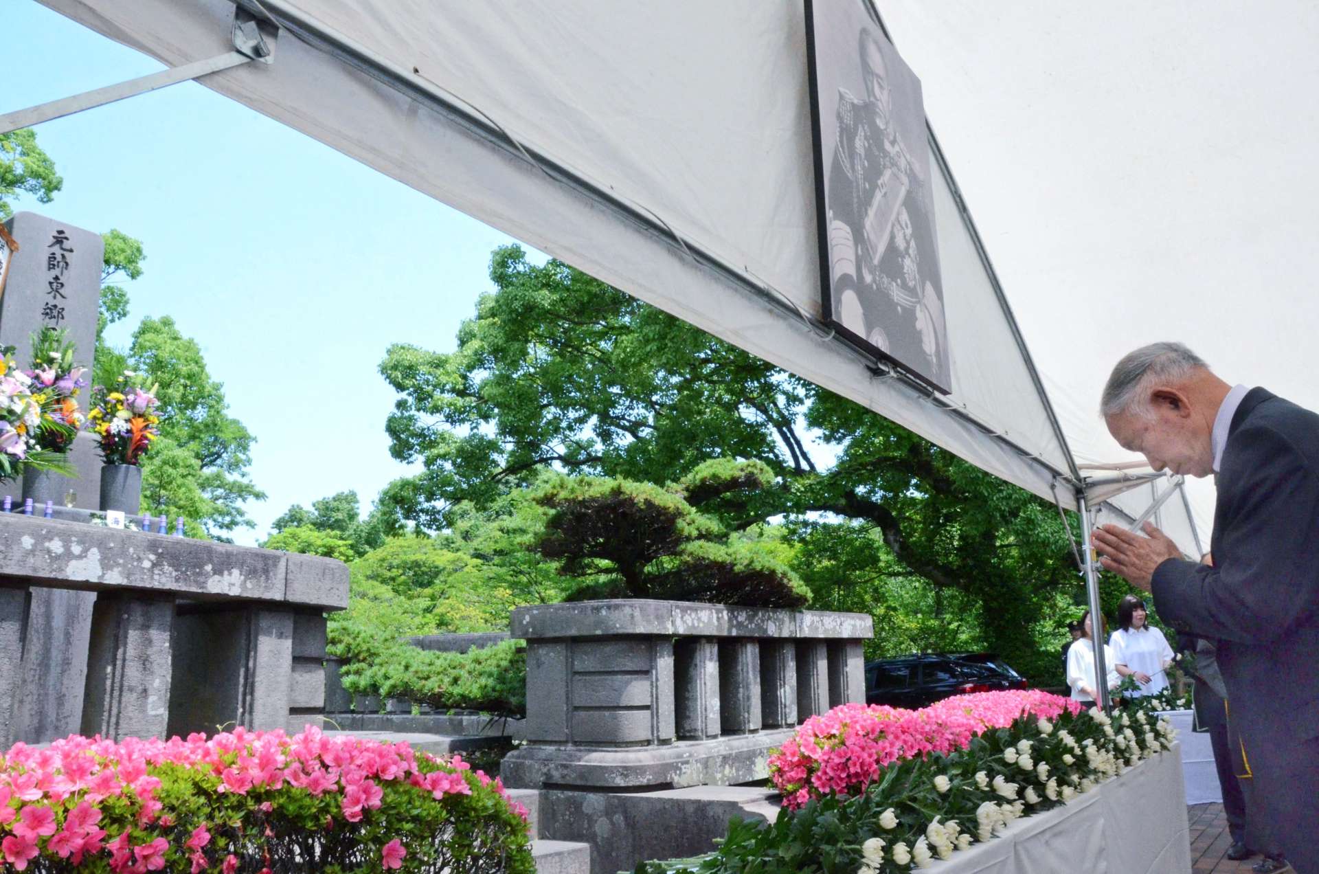 東郷平八郎の墓前で花を手向ける参列者＝１日、鹿児島市の多賀山公園