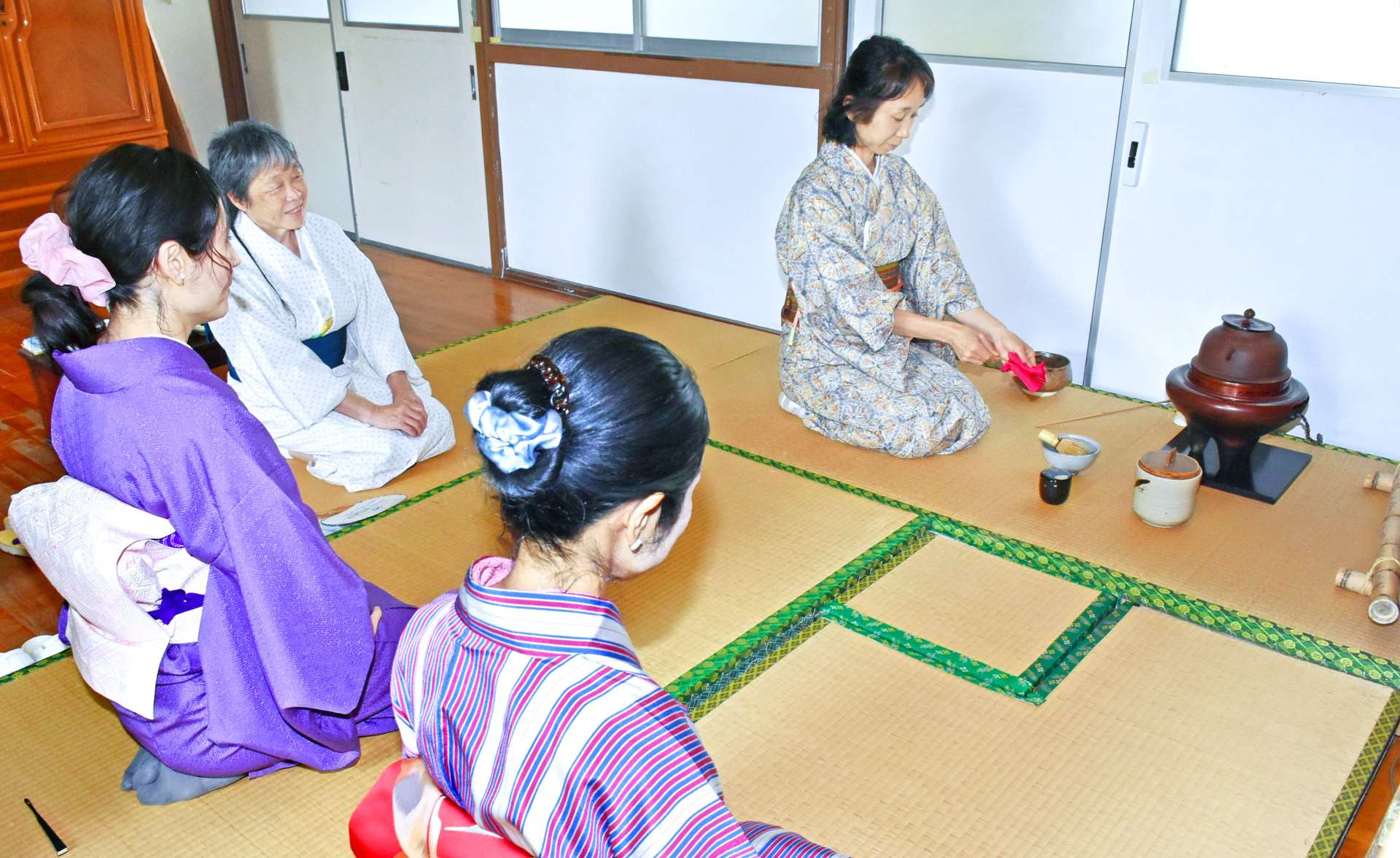 閉校した山野西小学校の教室で茶道を楽しむ市民ら＝伊佐市の山野西文化交流館