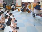 紙芝居を披露する福宿玲子さん（右）ら「こけけ読み聞かせたい」の会員＝日置市東市来の伊作田小学校