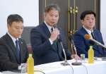 記者の質問に答える城山ストアーの池畠丈二社長（中央）＝２日、鹿児島市の鹿児島サンロイヤルホテル