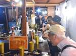 焼酎や鹿児島の食を楽しむ屋台の客＝鹿児島市加治屋町