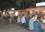 多くの客でにぎわう屋台＝鹿児島市加治屋町