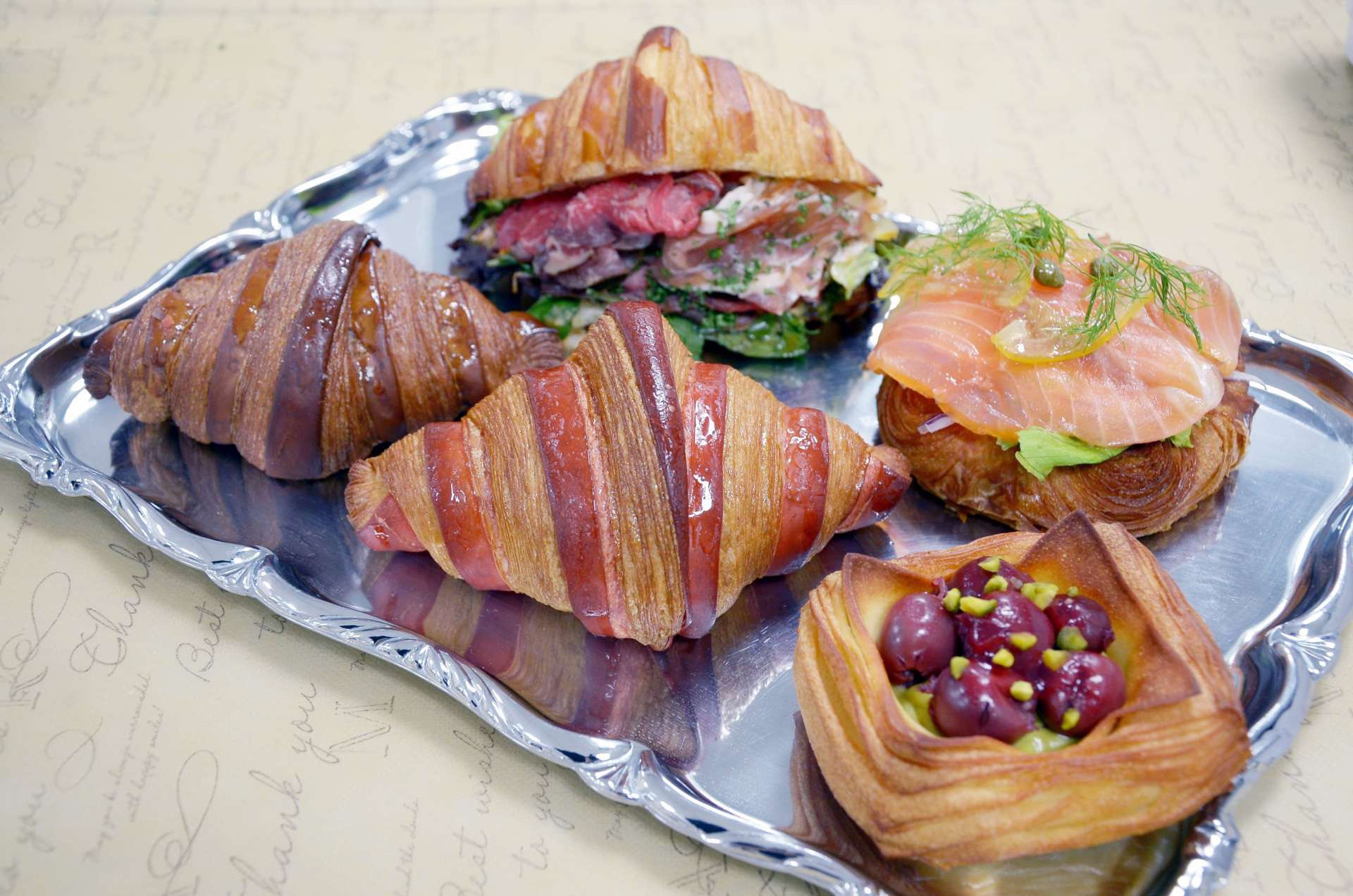「パンとカフェのマルシェ」の会場で販売する「ＴＡＫ　ＢＡＧＥＲＩ　ＭＥＬ」と「ルドーム」コラボ商品＝４日、鹿児島市の山形屋