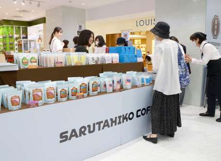 「猿田彦珈琲」と京菓子司「末富」の期間限定店＝４日、鹿児島市の山形屋