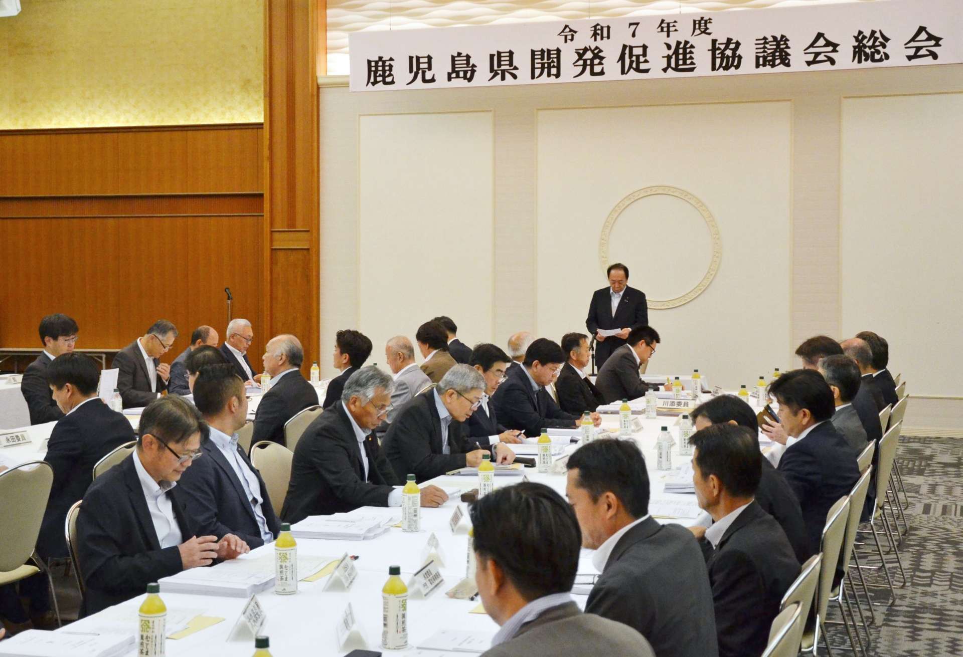 錦江湾横断道路の調査実施など要望項目を決めた県開発促進協議会総会＝４日、鹿児島市のホテルウェルビューかごしま