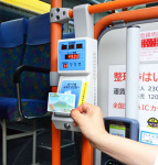 市バスに設置されている交通系ＩＣカード（左）とクレジットカードの決済端末機＝鹿児島市