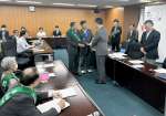 要求書を手渡す水俣病被害者・弁護団体＝５日、環境省