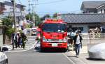 火災現場付近で活動する警察官や消防士ら＝５日午後２時ごろ、鹿児島市魚見町