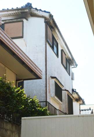 〈関連〉全焼した空き家（写真中央）＝５日午後１時４５分ごろ、鹿児島市魚見町