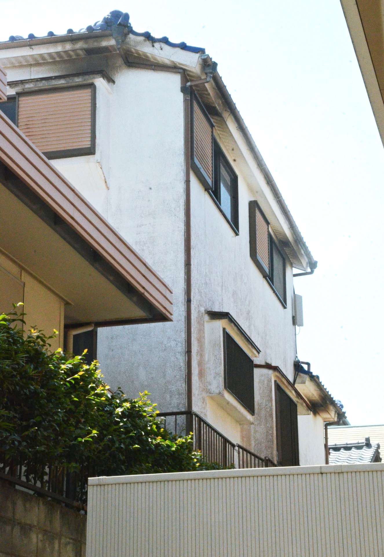 〈関連〉全焼した空き家（写真中央）＝５日午後１時４５分ごろ、鹿児島市魚見町