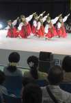 躍動的な動きを披露する古典フラ部門の参加者＝６日、指宿市の指宿総合体育館