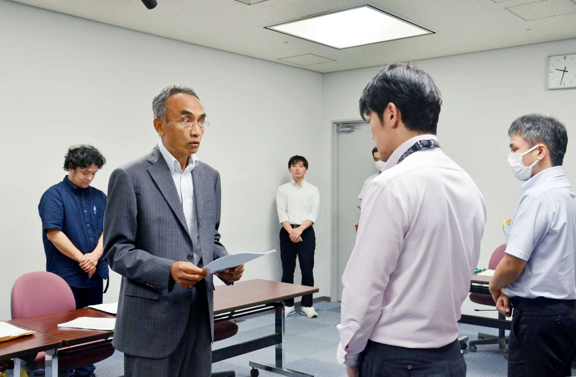 八重山風力発電計画で風車の配置変更を求める市民団体のメンバー（左）＝６日、県庁