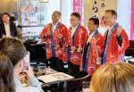 地元の特産品をＰＲする薩摩川内市の田中良二市長（右から２人目）ら＝香港（薩摩國広域輸出促進協議会提供）
