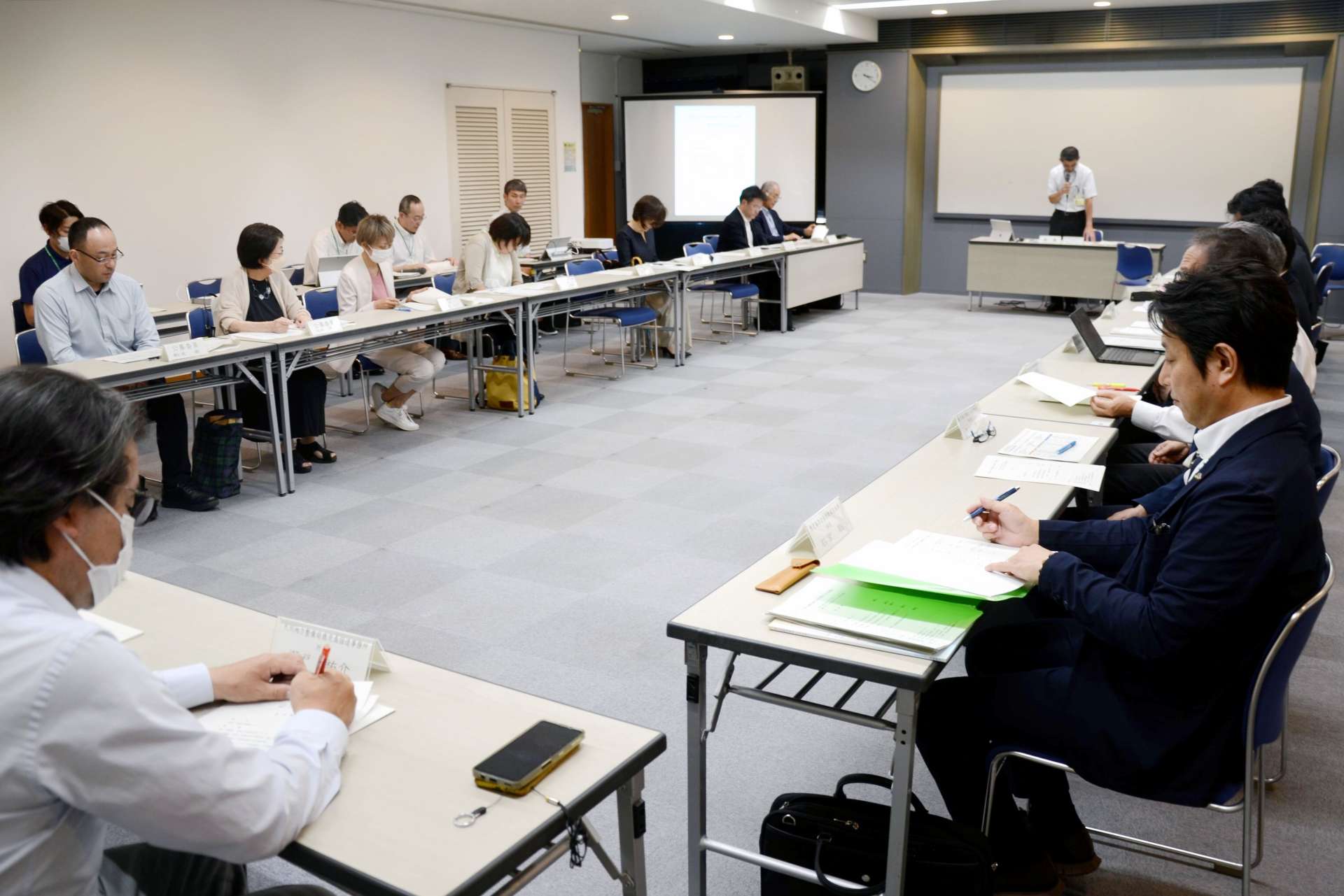 深夜の相乗りタクシー実証実験の結果が報告された協議会＝６日、鹿児島市山下町