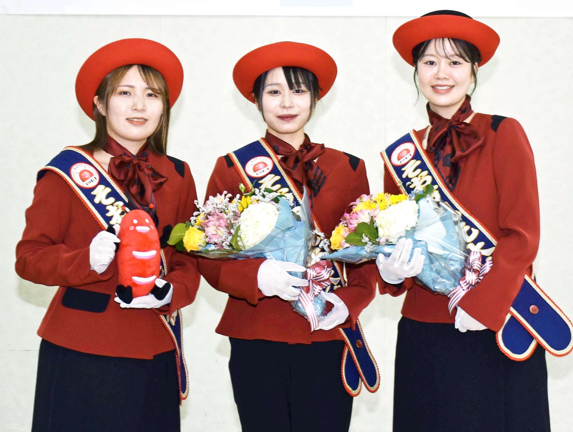 （左から）池田奈々華さん、山口優莉美さん、小倉麻佑花さん＝曽於市末吉総合センター
