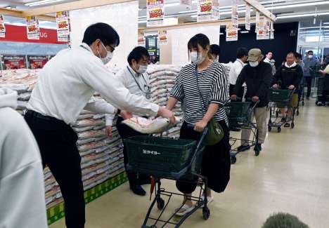 備蓄米を買い求める客ら＝８日、鹿児島市のサンキュー新栄店