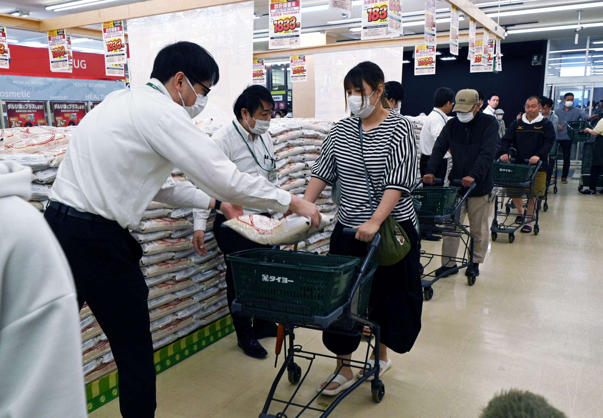 備蓄米を買い求める客ら＝８日、鹿児島市のサンキュー新栄店