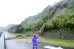 大雨の影響で斜面から流れ出した土砂＝９日、指宿市山川福元