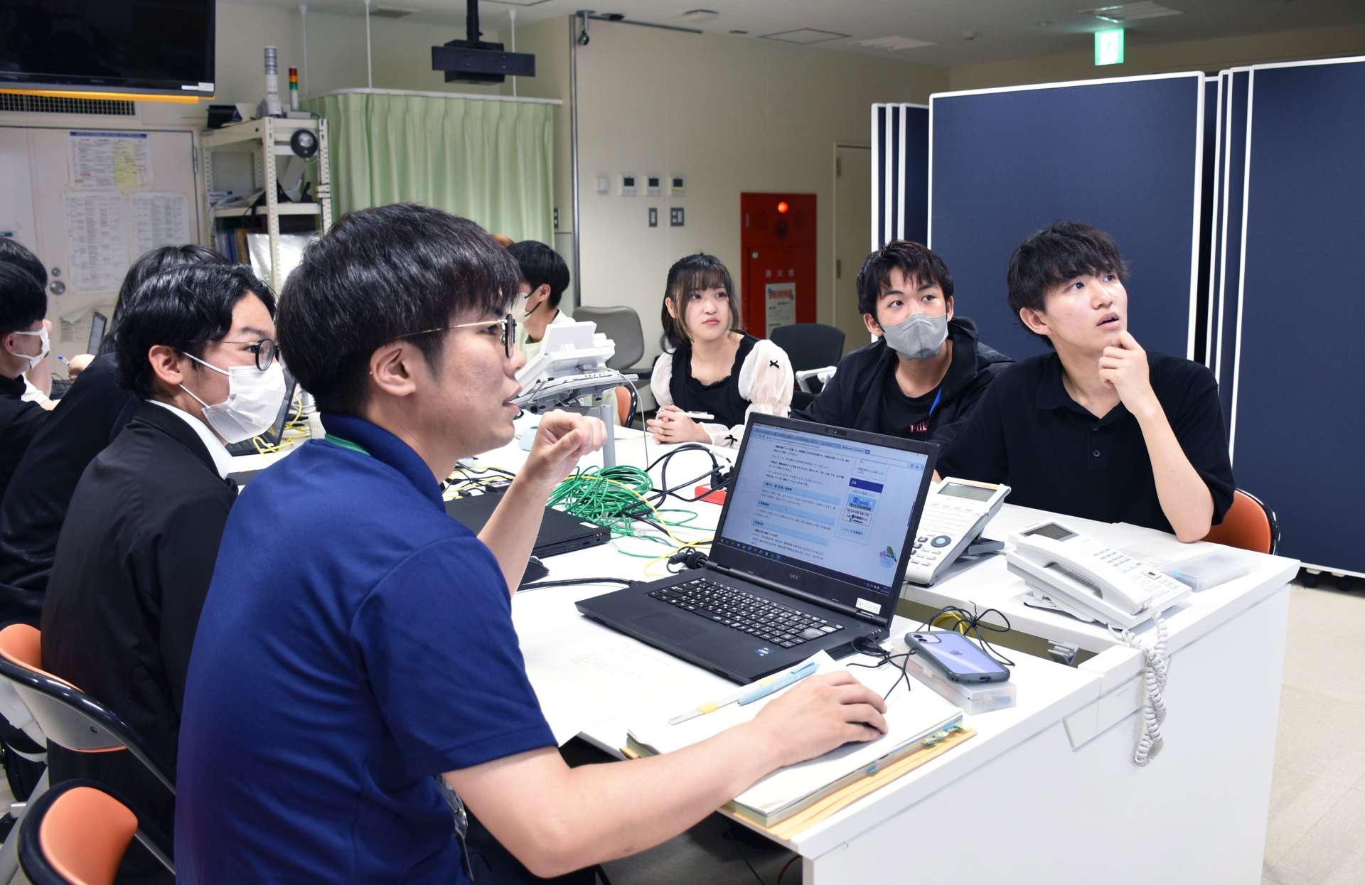 地域課題の解決に向けてテーマを検討する市職員や鹿児島純心大学の学生＝３日、薩摩川内市役所