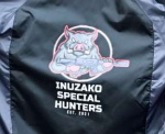 銃を持ったイノシシのイラストのアップ