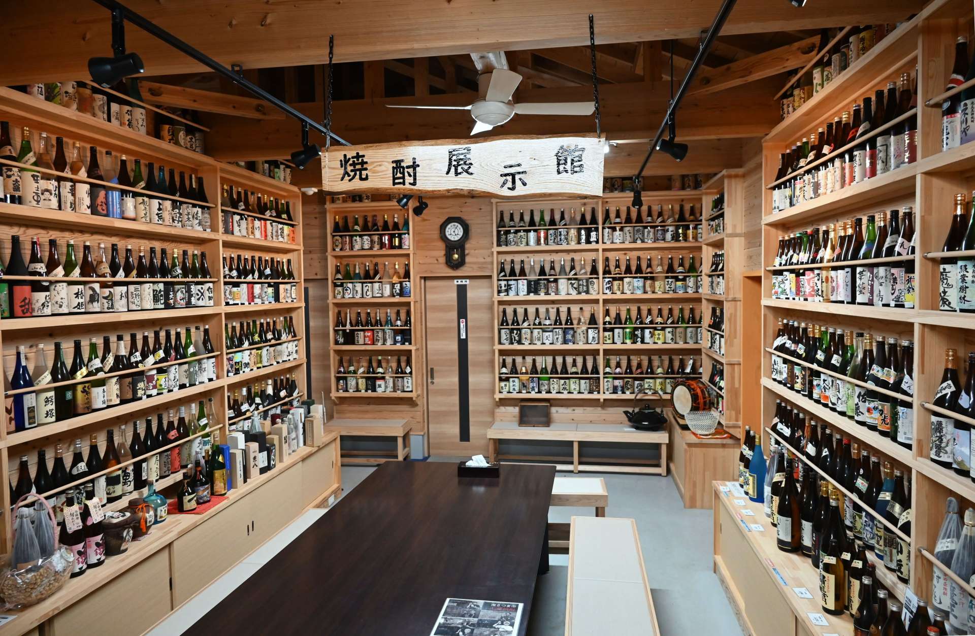全国から集めた焼酎がずらりと並ぶ宮原ふれあい館＝３日、南さつま市加世田宮原
