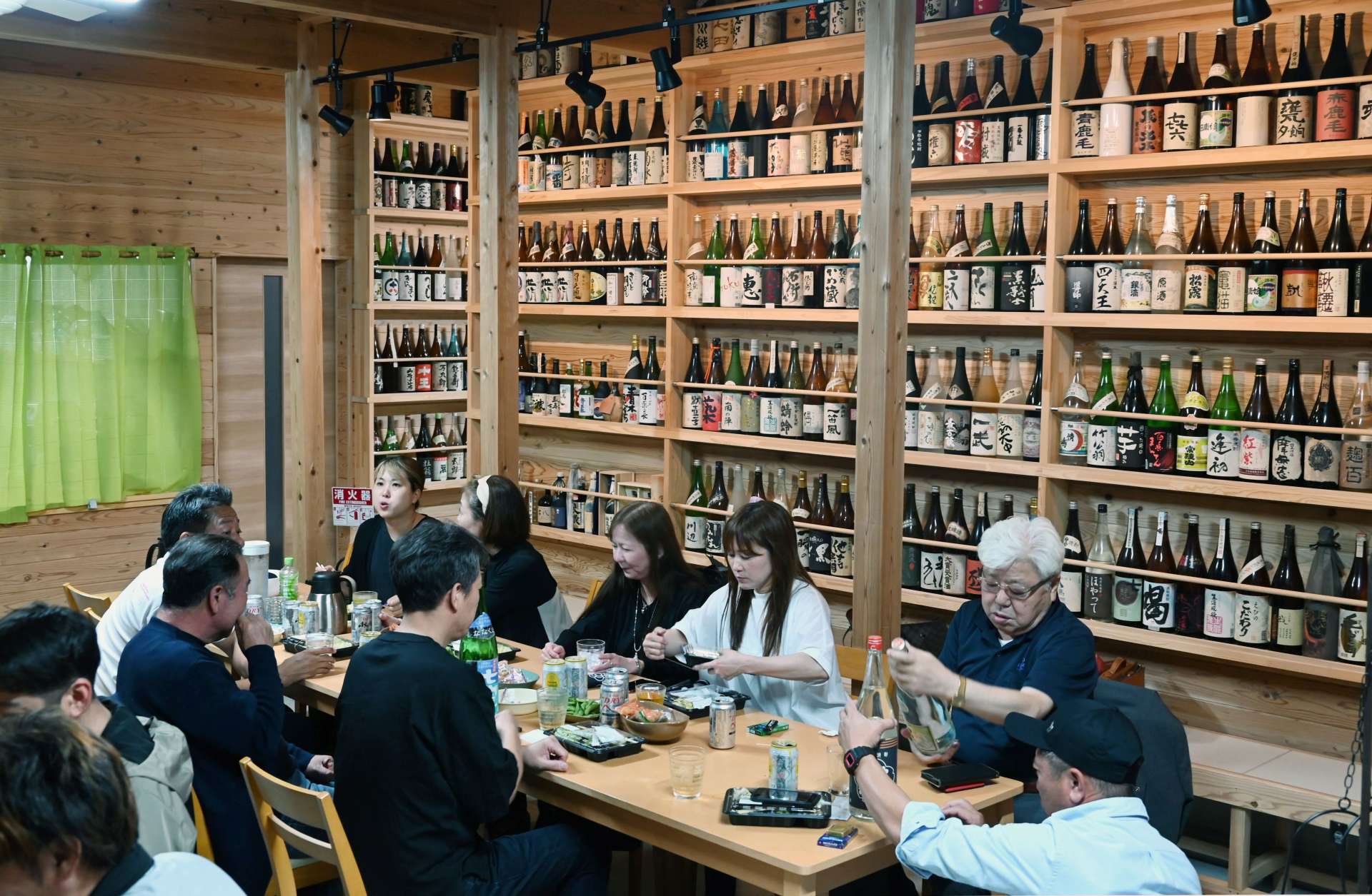焼酎を吟味しながら試飲を楽しむ参加者＝３日、南さつま市加世田の宮原ふれあい館