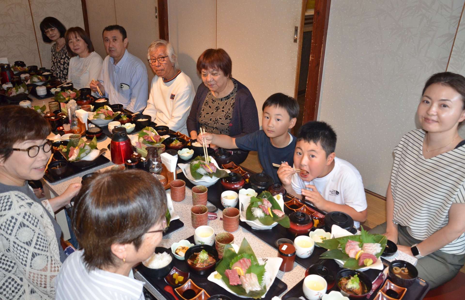 故郷への思いを語り合う「うつくしま福島の会」のメンバー＝８日、鹿児島市加治屋町