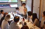 非常食について学ぶ「うつくしま福島の会」のメンバー＝８日、鹿児島市加治屋町