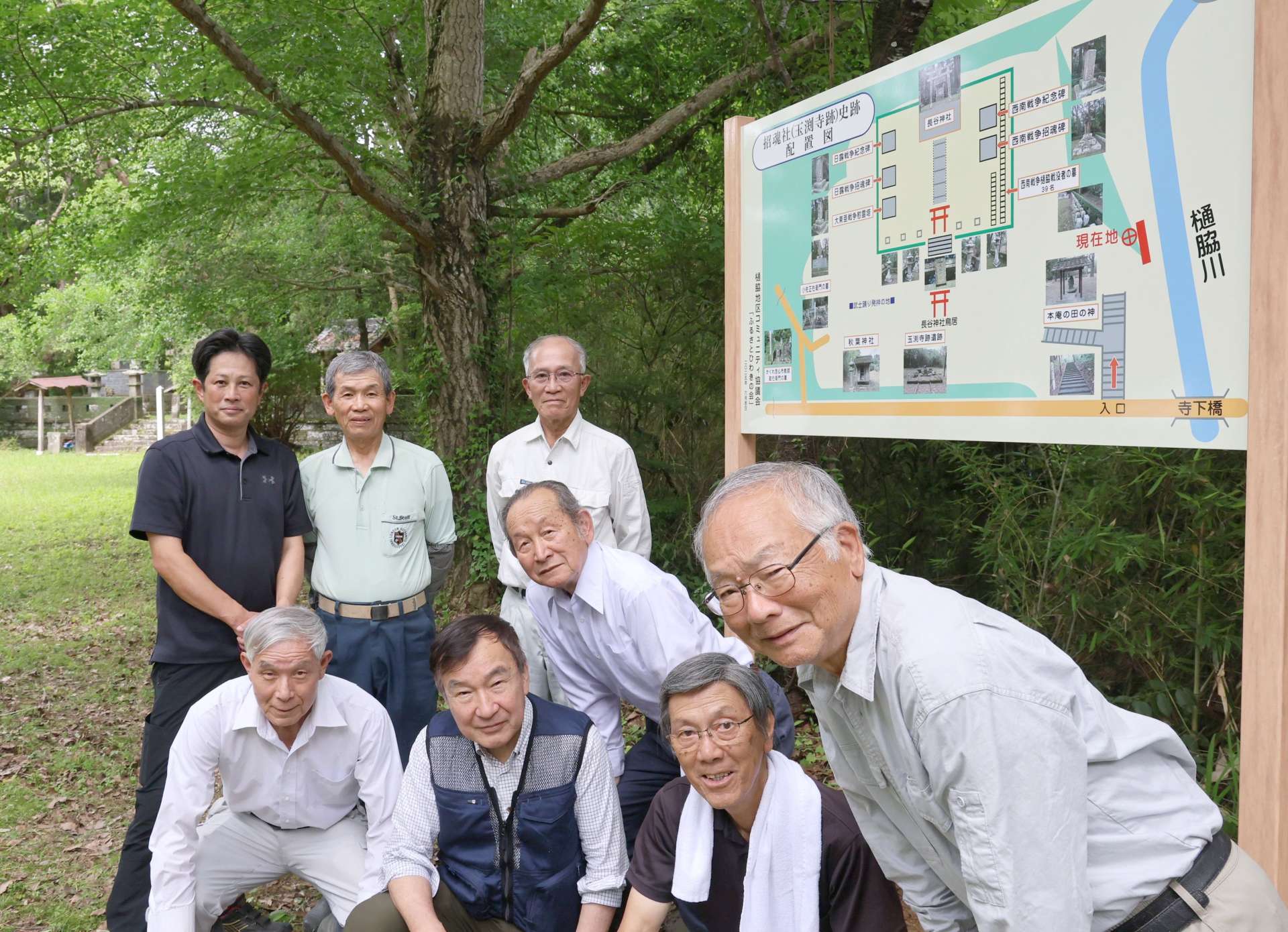 招魂社の案内看板を設置した会員ら＝薩摩川内市樋脇