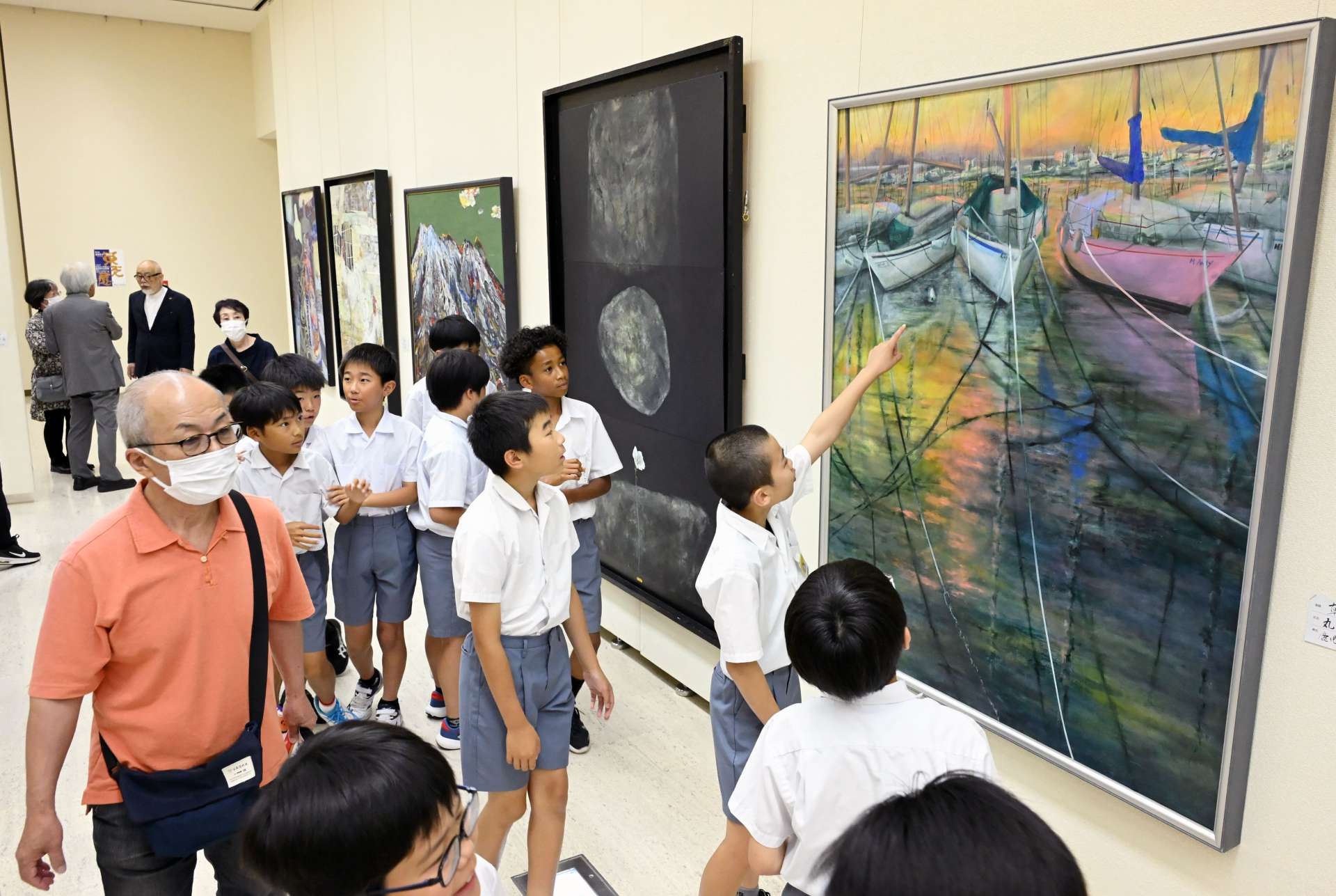 初日から多くの来場者でにぎわう会場＝１２日、鹿児島市立美術館