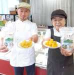 「たかはるコロ菓」をアピールするくるみの里の野村諭史代表（左）と母親の野村フミ代さん＝宮崎県高原町西麓