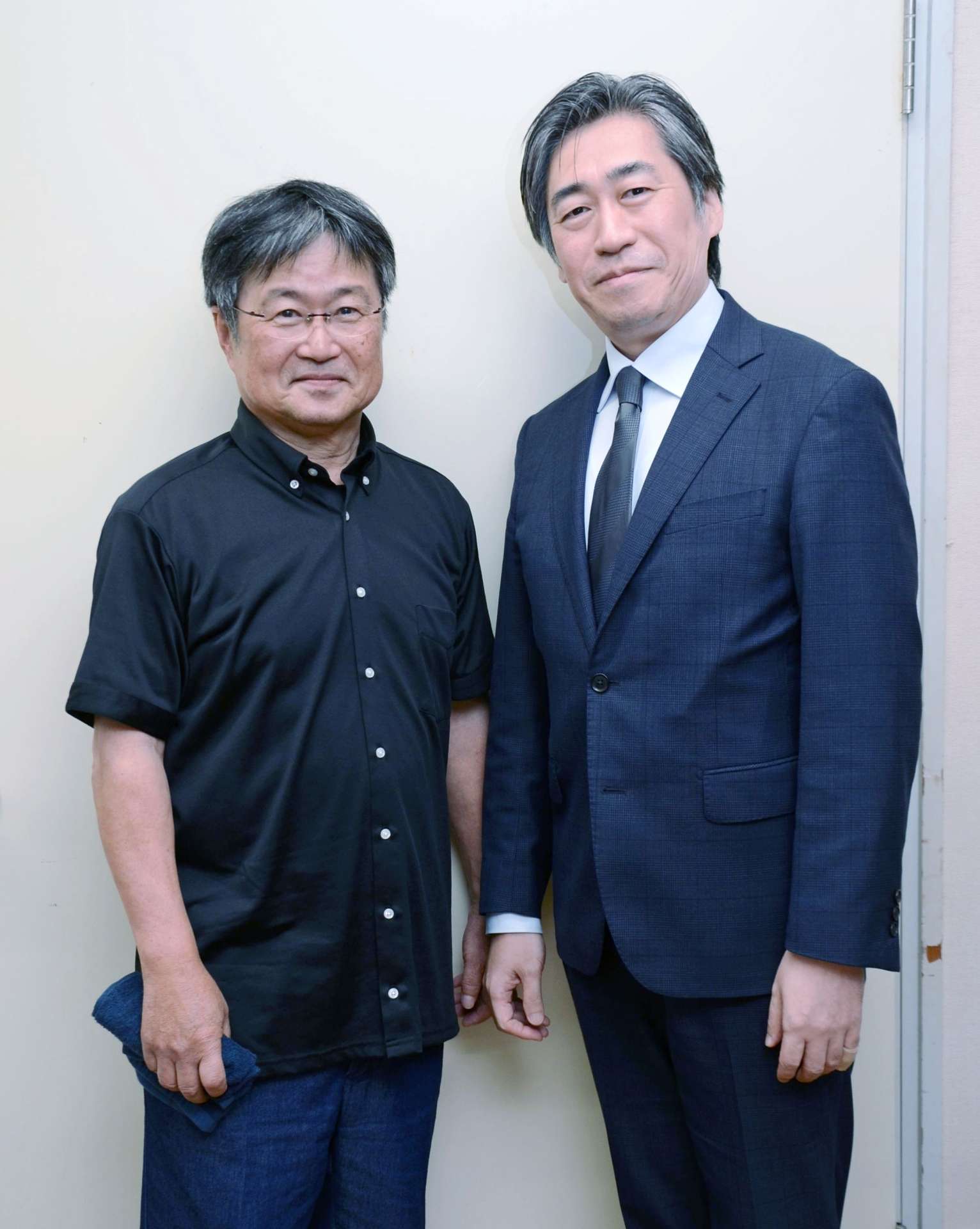 鹿児島交響楽団定期演奏会のソリストを務める大迫貴さん（右）と指揮者の城野盛雄さん＝鹿児島市の宝山ホール