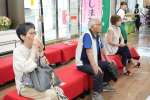 緑茶を飲み一息つく来店客＝１３日、鹿児島市泉町の鹿児島相互信用金庫本店