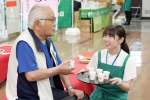 来店客に緑茶を振る舞う職員＝１３日、鹿児島市泉町の鹿児島相互信用金庫本店