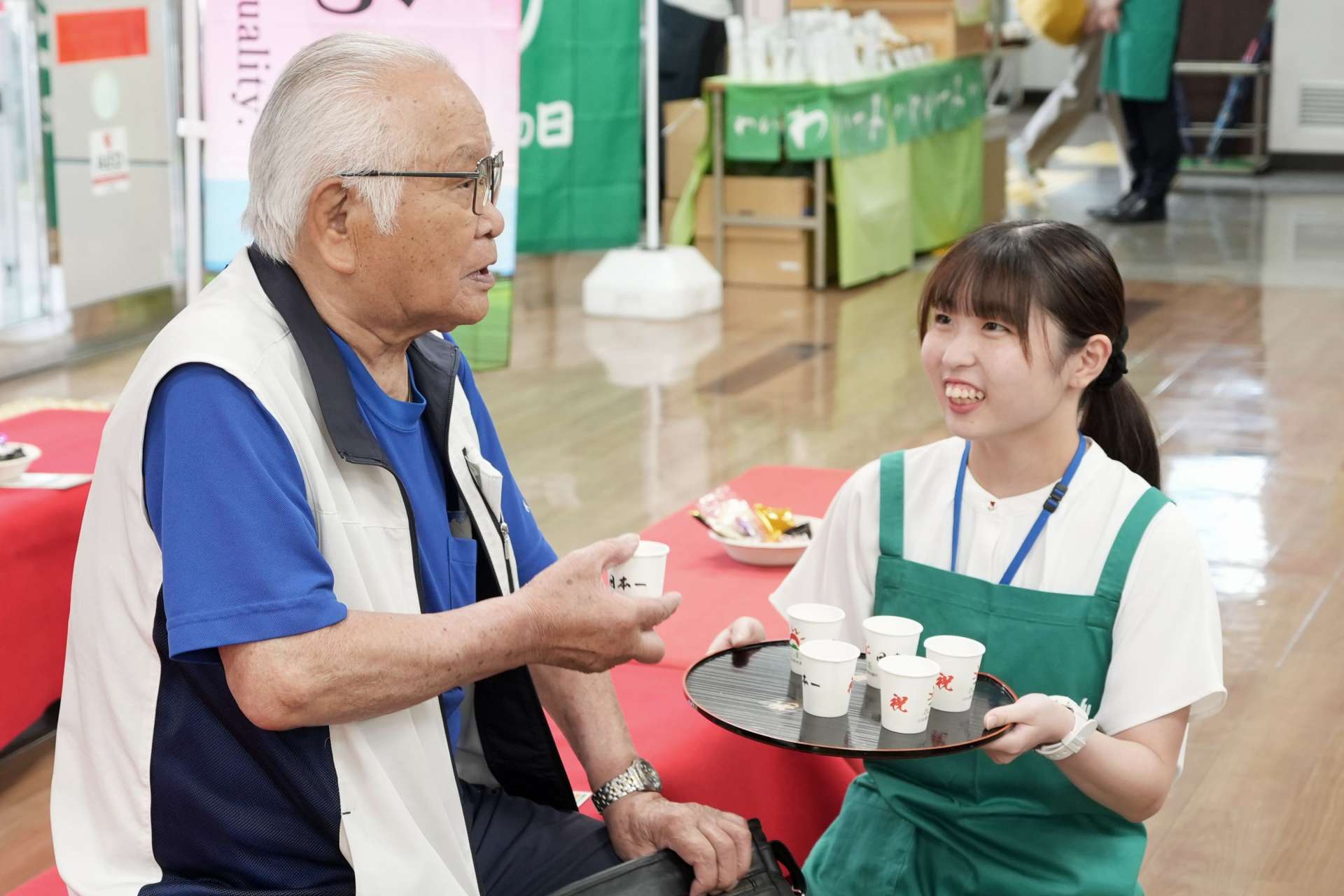 来店客に緑茶を振る舞う職員＝１３日、鹿児島市泉町の鹿児島相互信用金庫本店