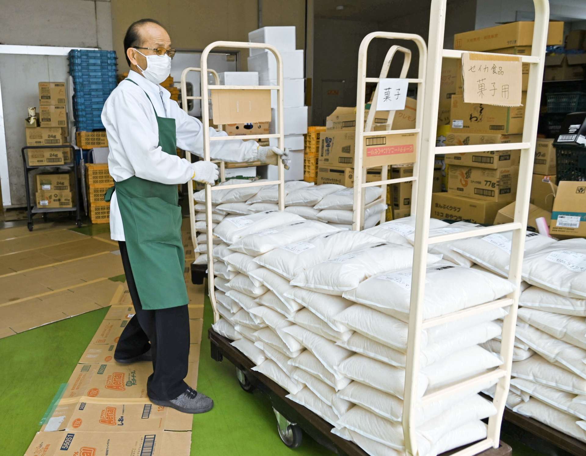 翌日の販売を前にスーパー「ピコ」に届いた備蓄米＝１３日、南さつま市加世田本町