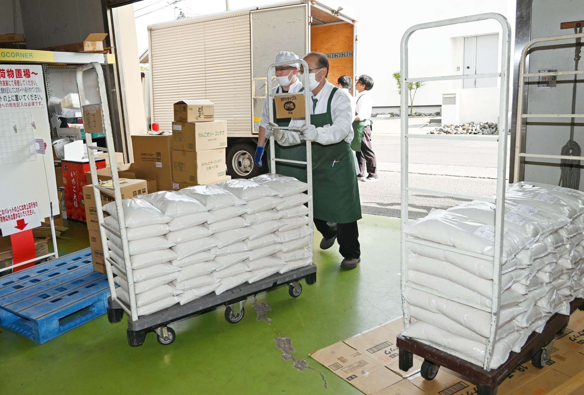 翌日の販売を前にスーパー「ピコ」に届いた備蓄米＝１３日、南さつま市加世田本町