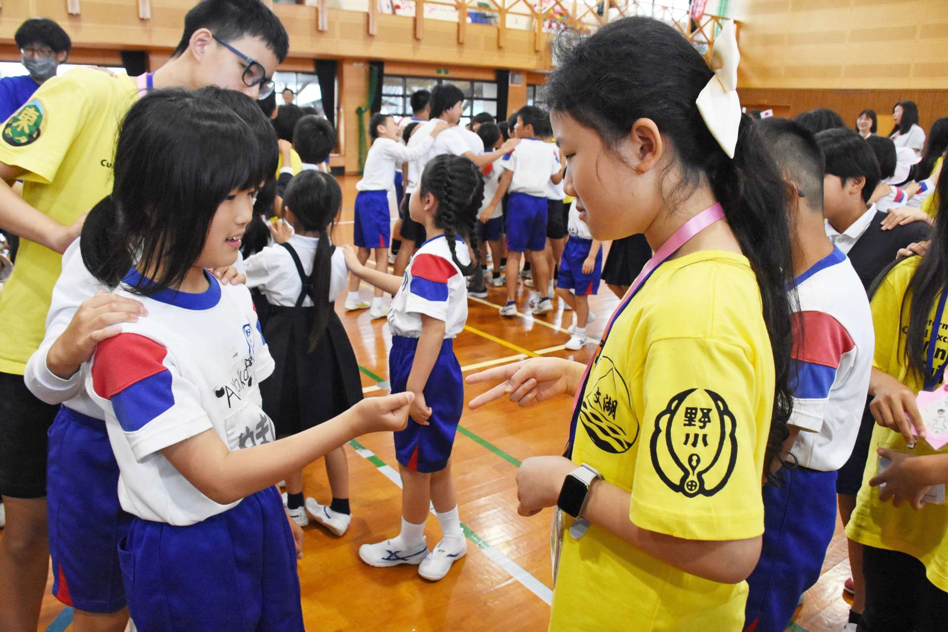 じゃんけんゲームで交流する児童＝出水市の野田小学校