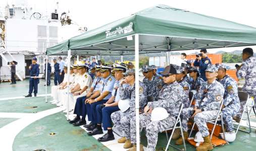 巡視船「こしき」乗組員による複合型ゴムボートの操船訓練を見学するフィリピン沿岸警備隊＝１３日、鹿児島市の鹿児島港谷山２区